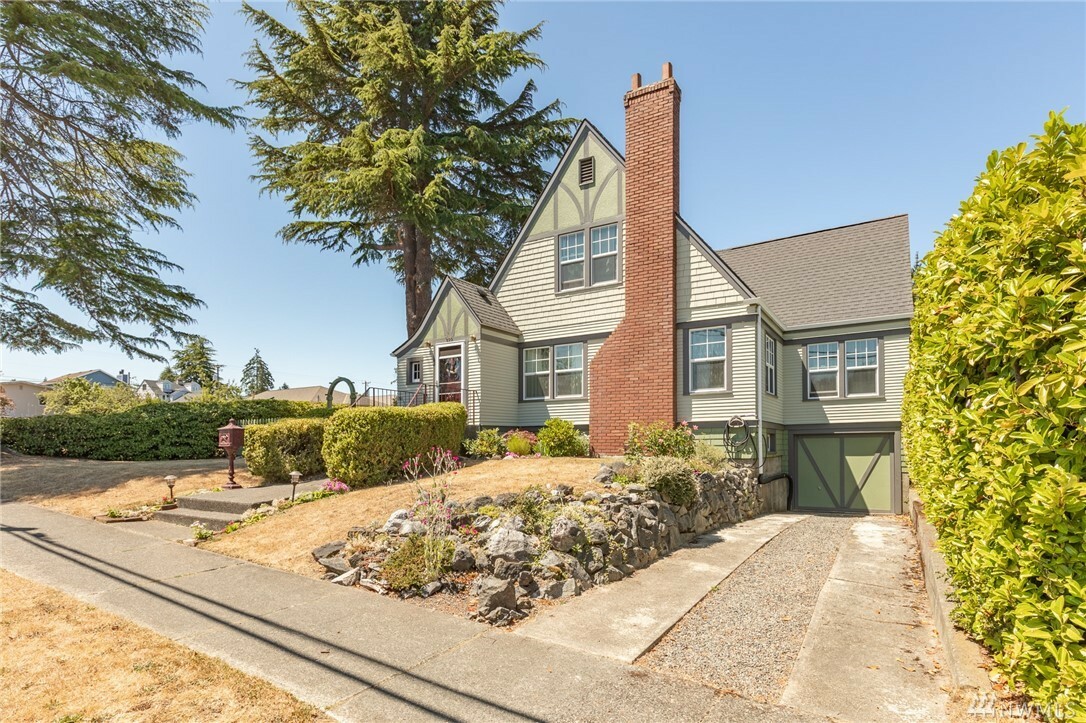 Property Photo:  922 S Laurel St  WA 98362 