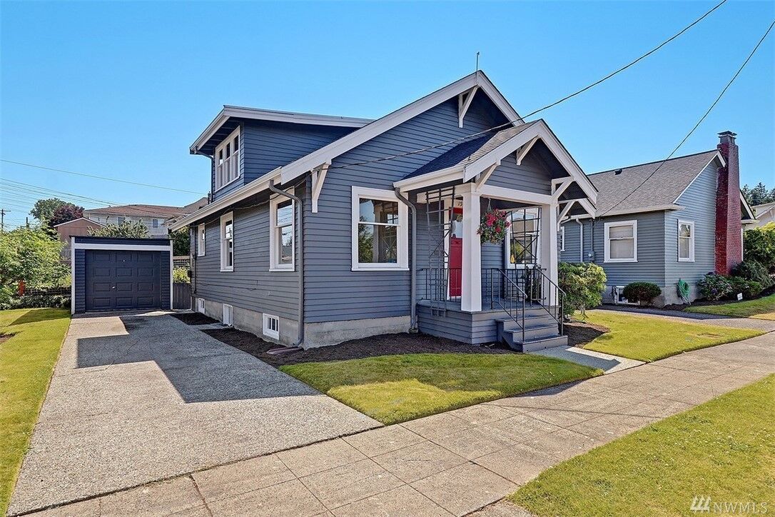 Property Photo:  1506 36th St  WA 98201 