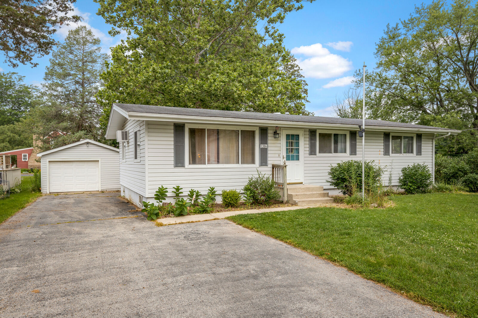 Property Photo:  1316 N Taylor Street  IL 60152 