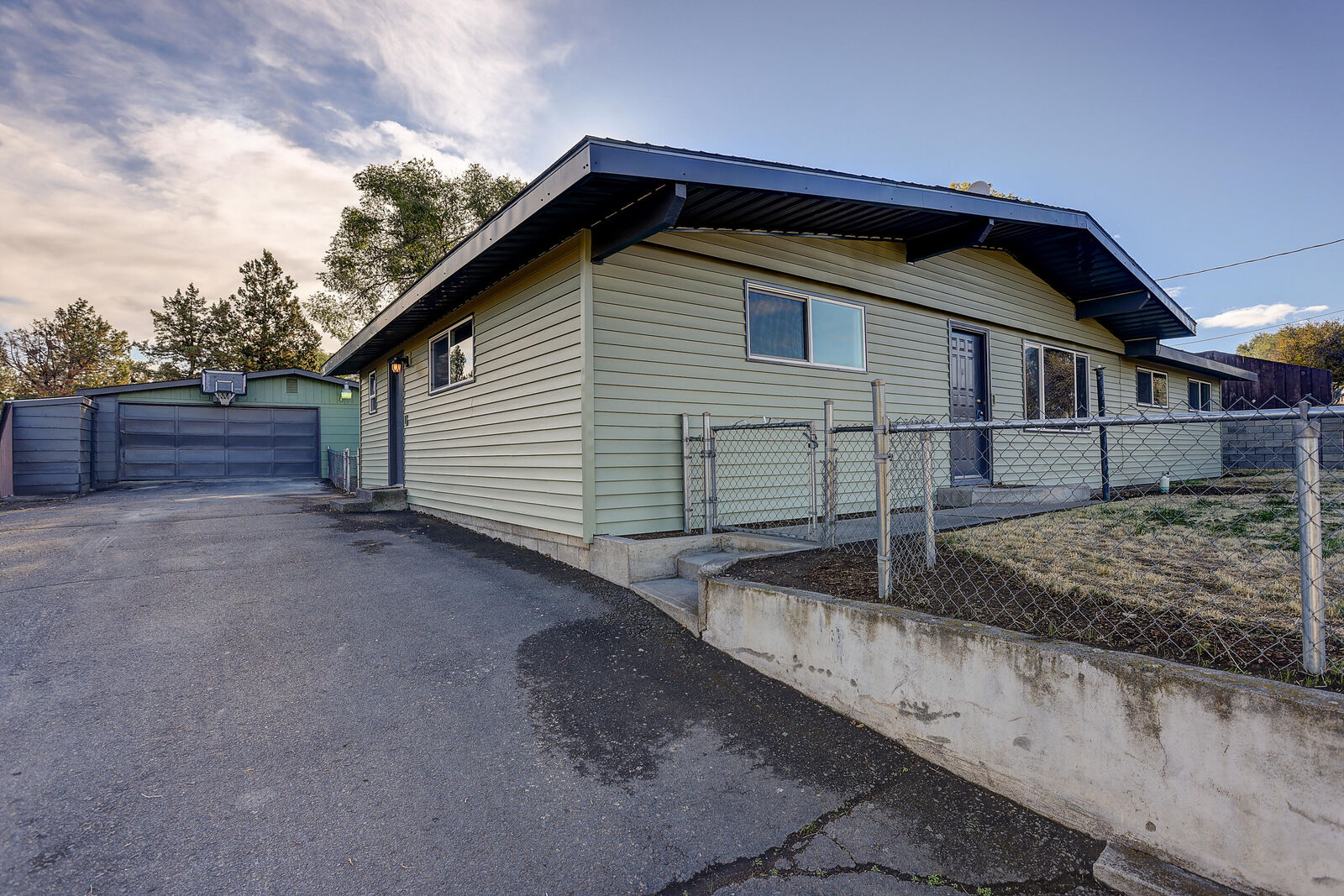 Property Photo:  517 NE 10th Street  OR 97741 