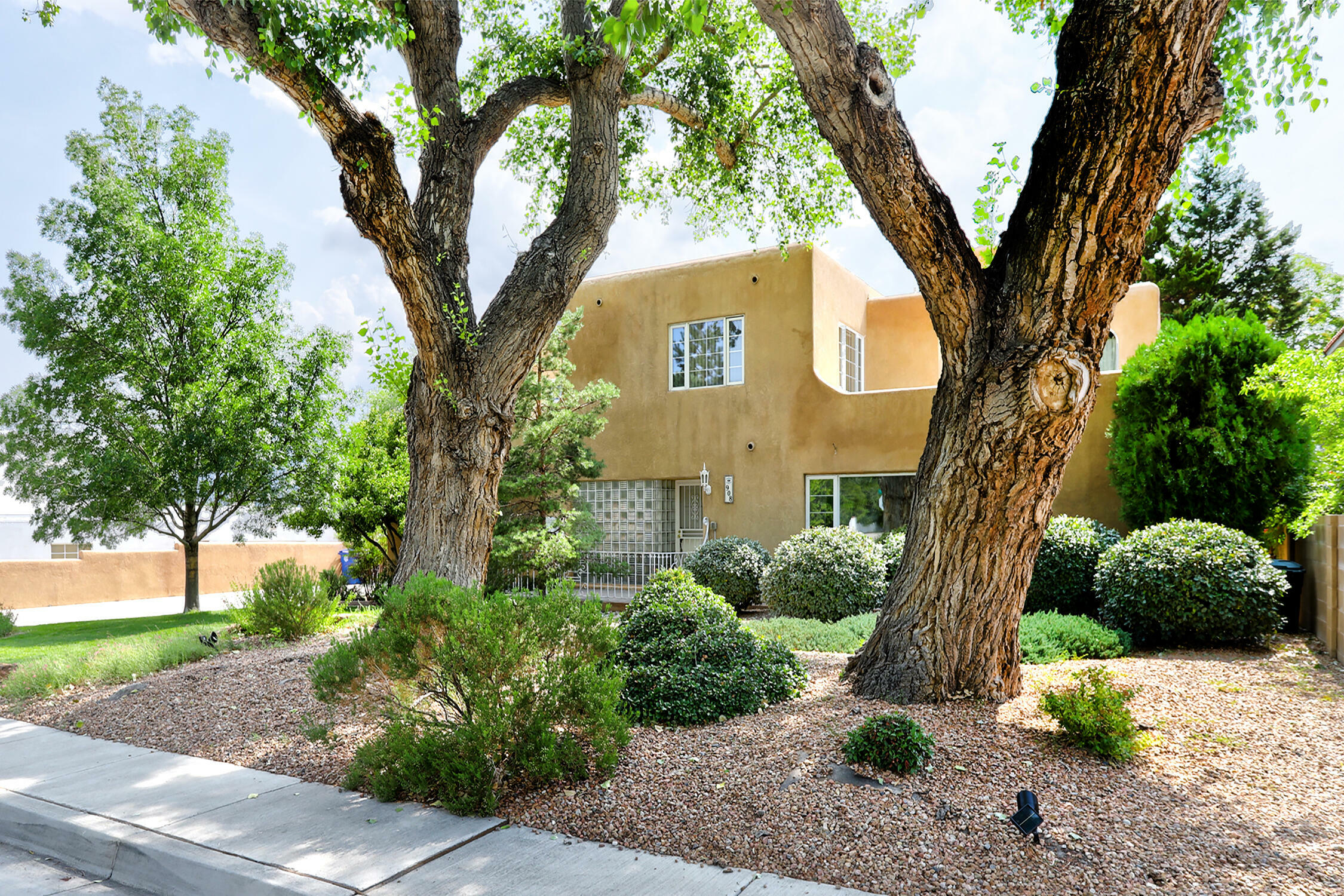 Property Photo:  908 Sierra Drive SE  NM 87108 