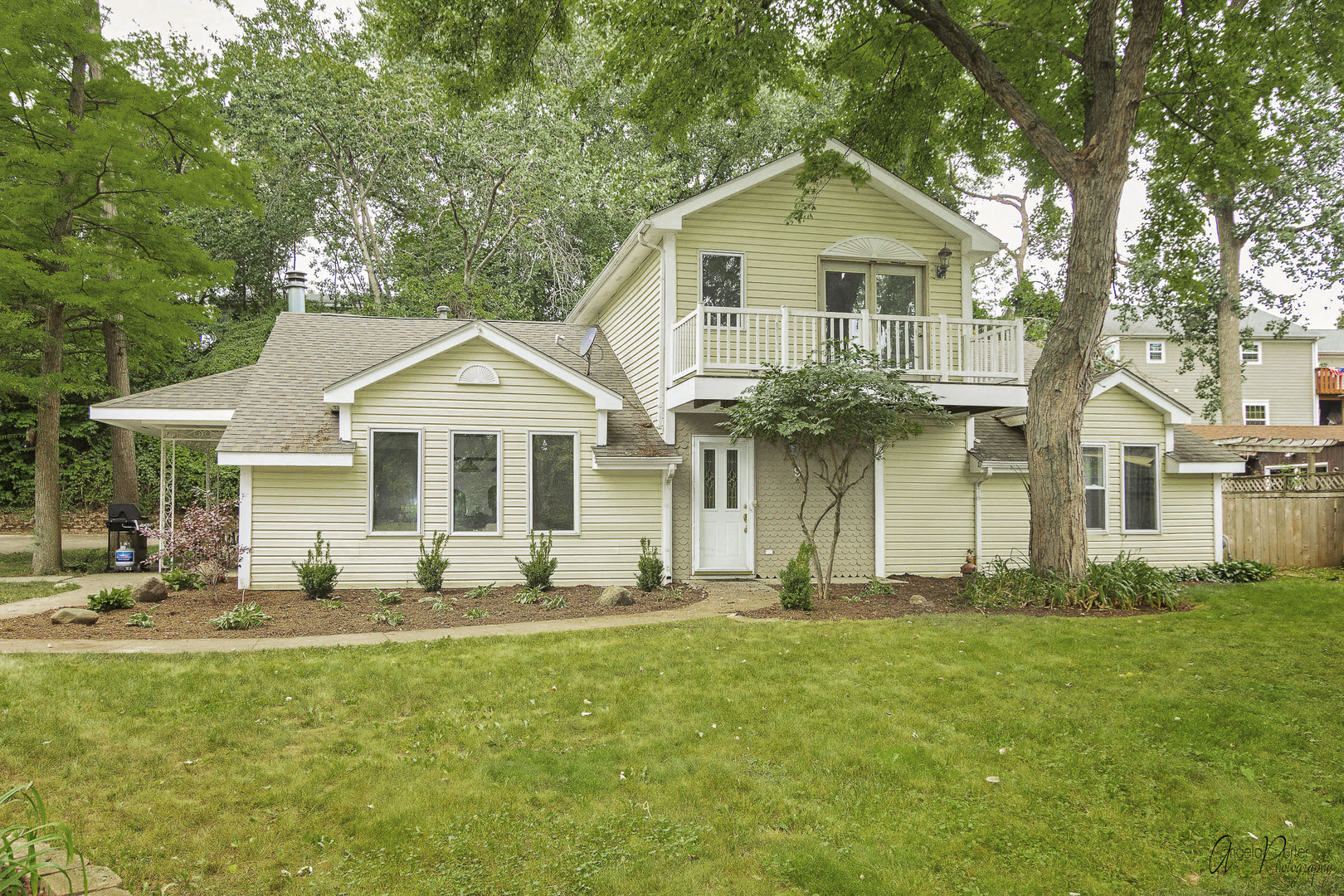 Property Photo: 9 Crestview Drive IL 60041