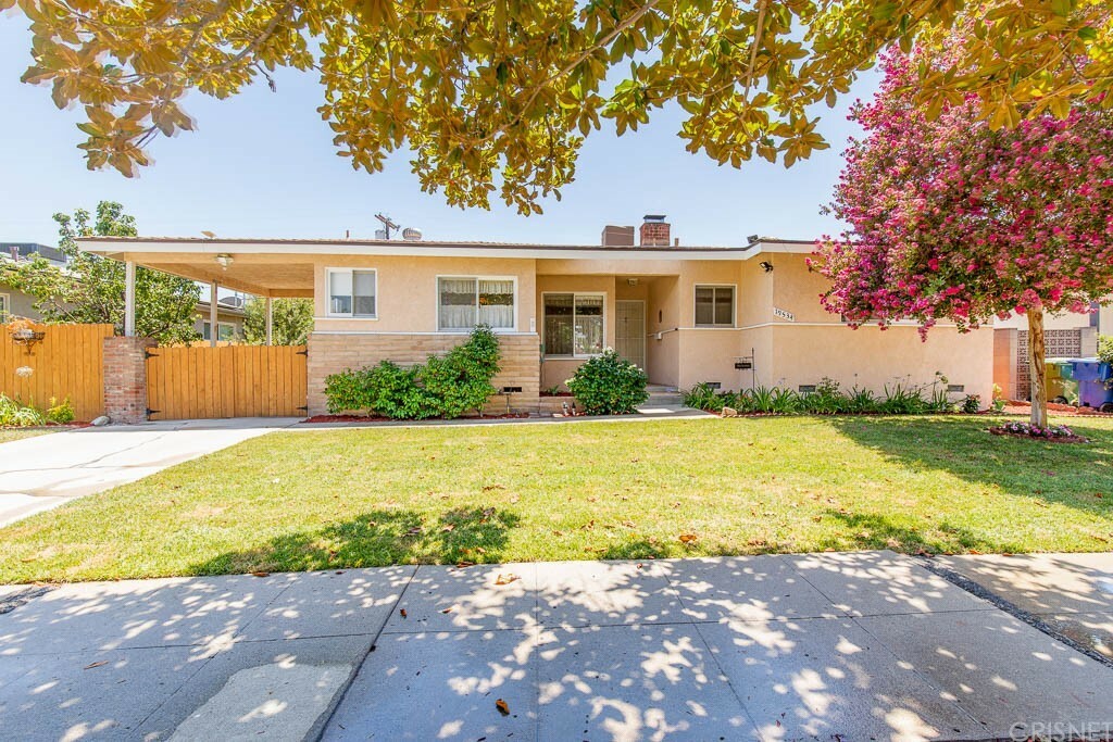 Property Photo:  19534 Hamlin Street  CA 91335 