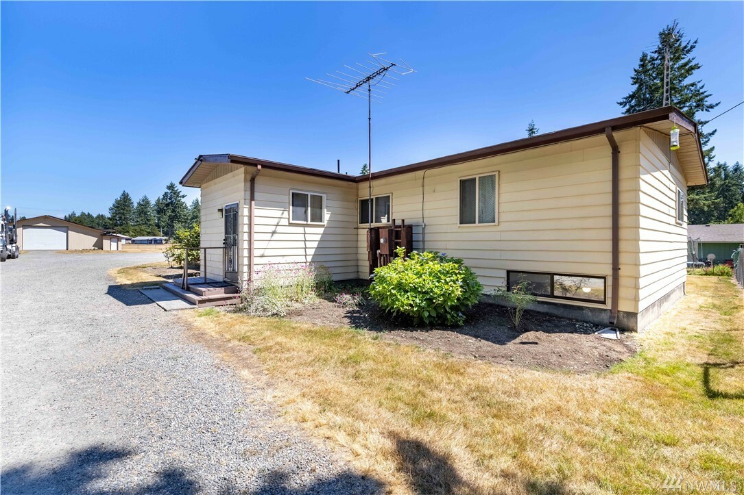 Property Photo:  20505 42nd Ave E  WA 98387 