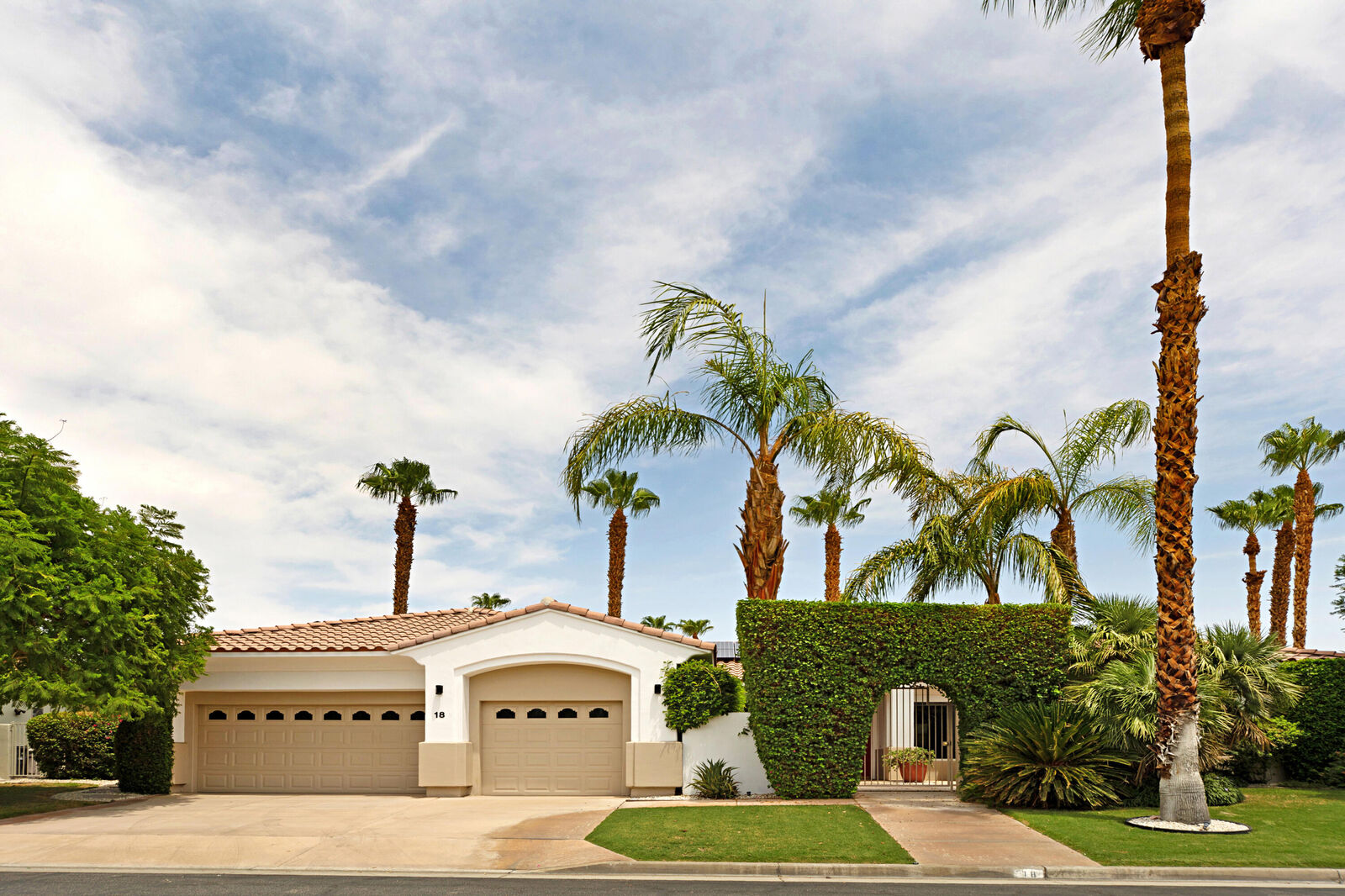 Property Photo:  18 Via Elegante  CA 92270 