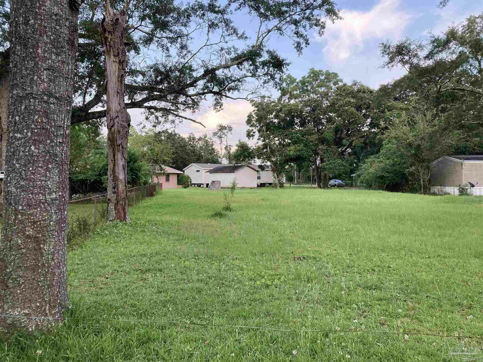 Property Photo: 100 Griggs St FL 32533