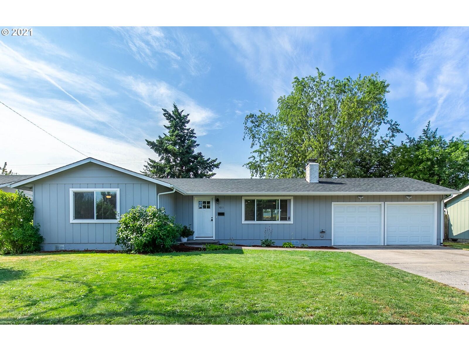 Property Photo: 1011 Lochaven Ave OR 97477