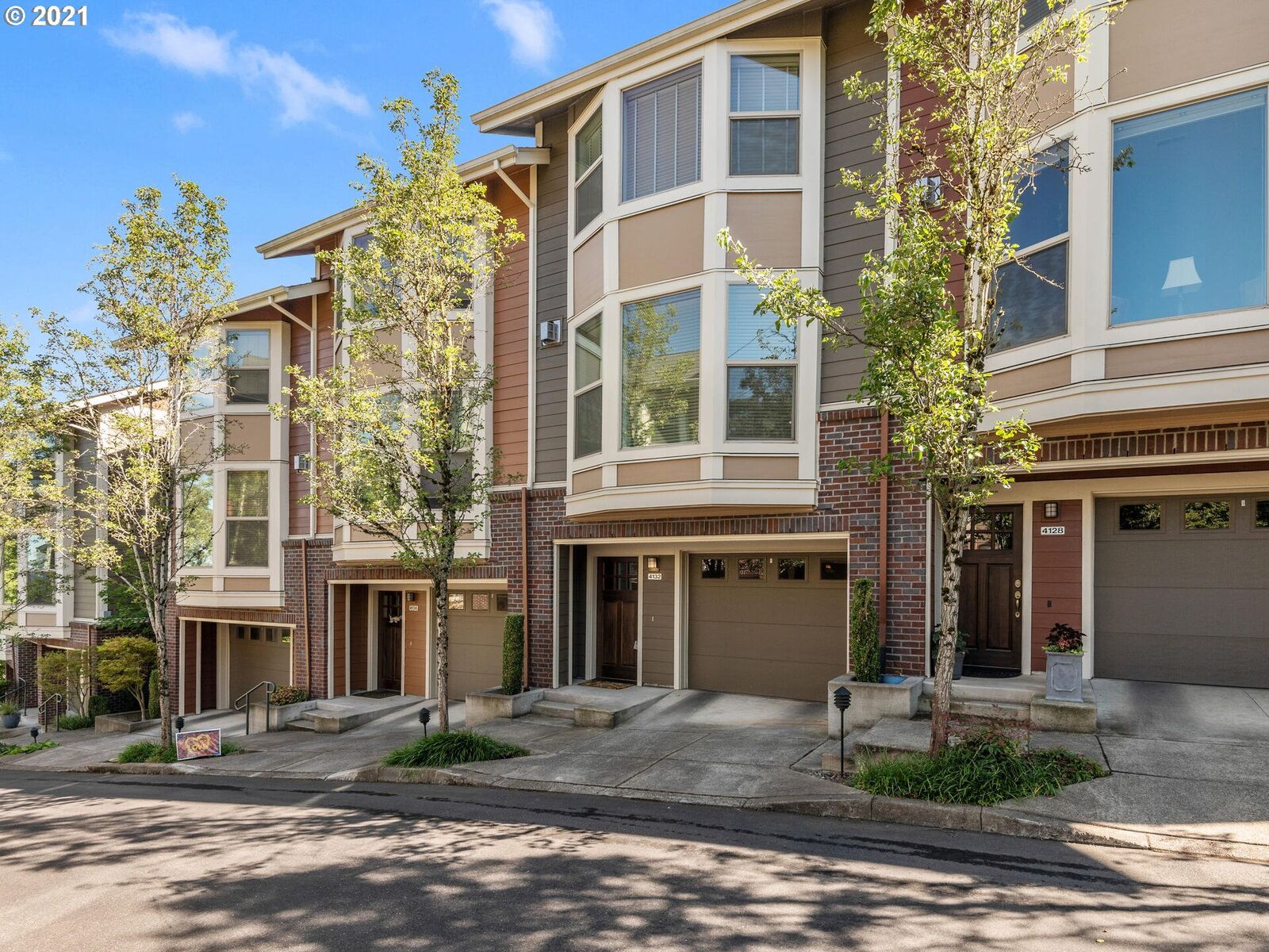Property Photo:  4132 S Corbett Ave  OR 97239 