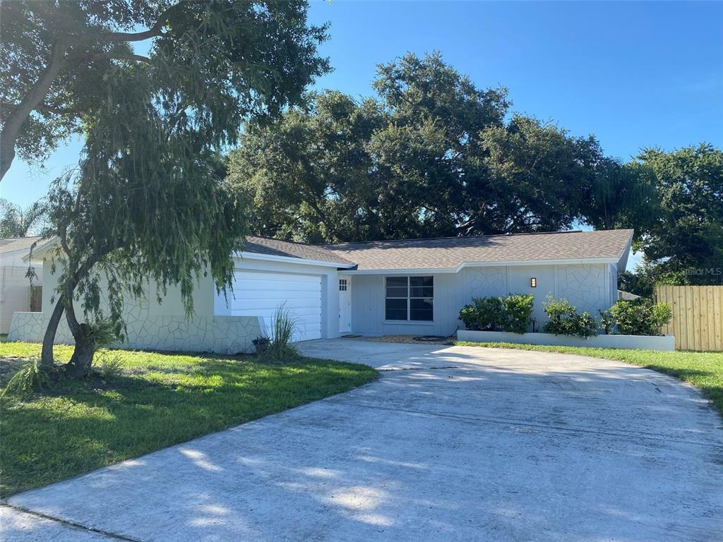 Property Photo: 2212 Valleybrook Avenue FL 33594