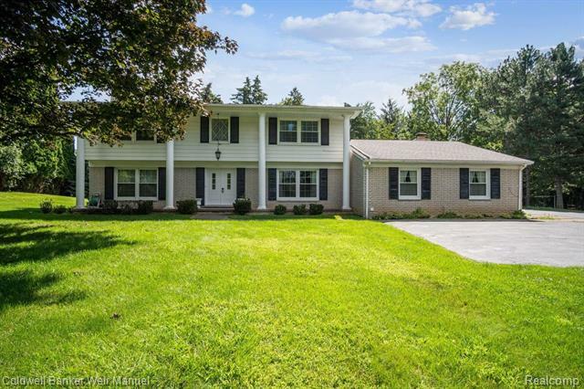 Property Photo: 7927 Little Farm Lane MI 48322