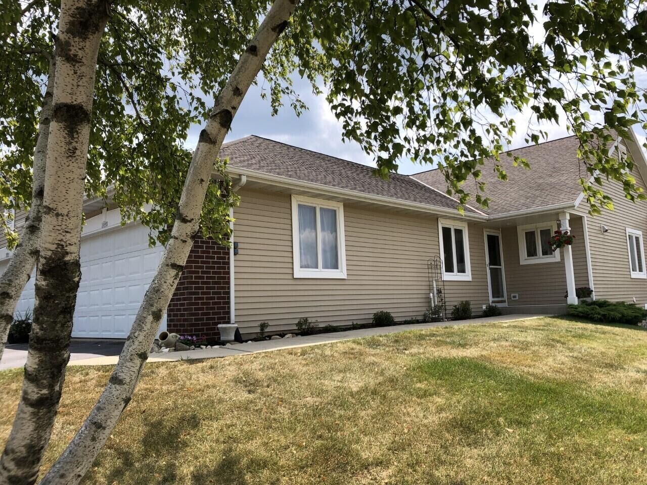 Property Photo: 1093 Niagara Ln WI 53074