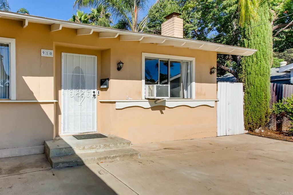 Property Photo:  910 Daisy Street  CA 92027 