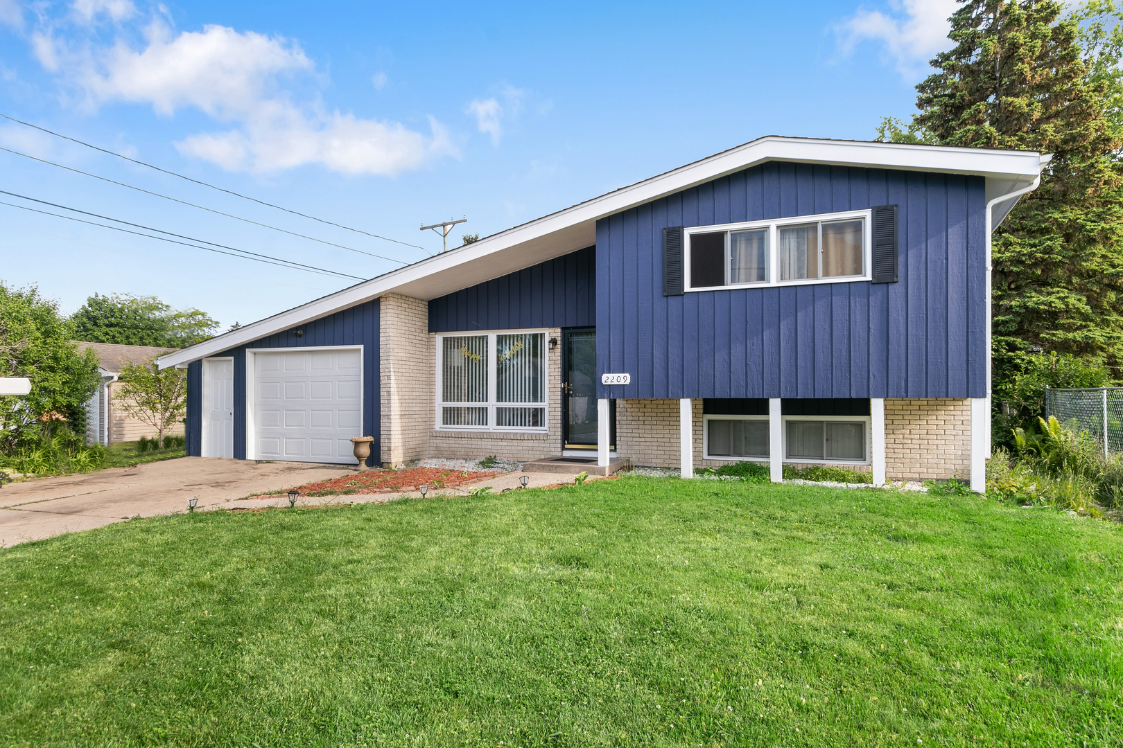 Property Photo: 2209 Melrose Avenue IL 60085