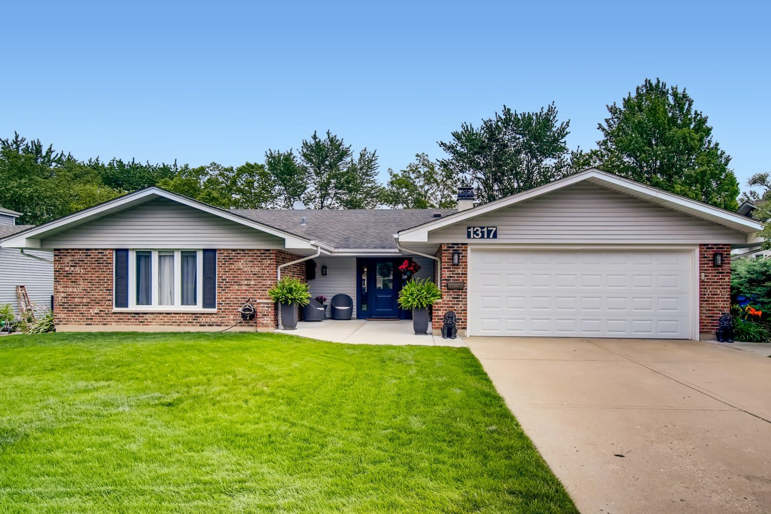 Property Photo:  1317 Churchill Road  IL 60194 