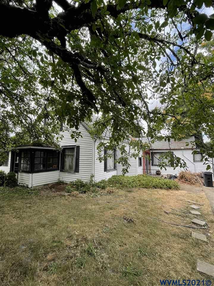 Property Photo: 260 SW Oak St OR 97338