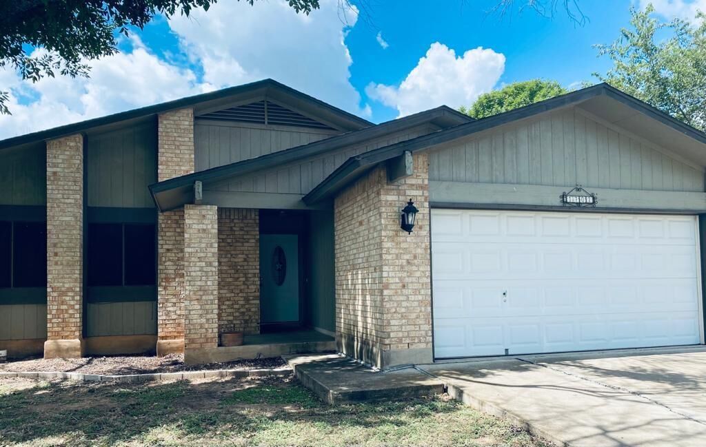 Property Photo: 1702 Goodson Lane TX 78664