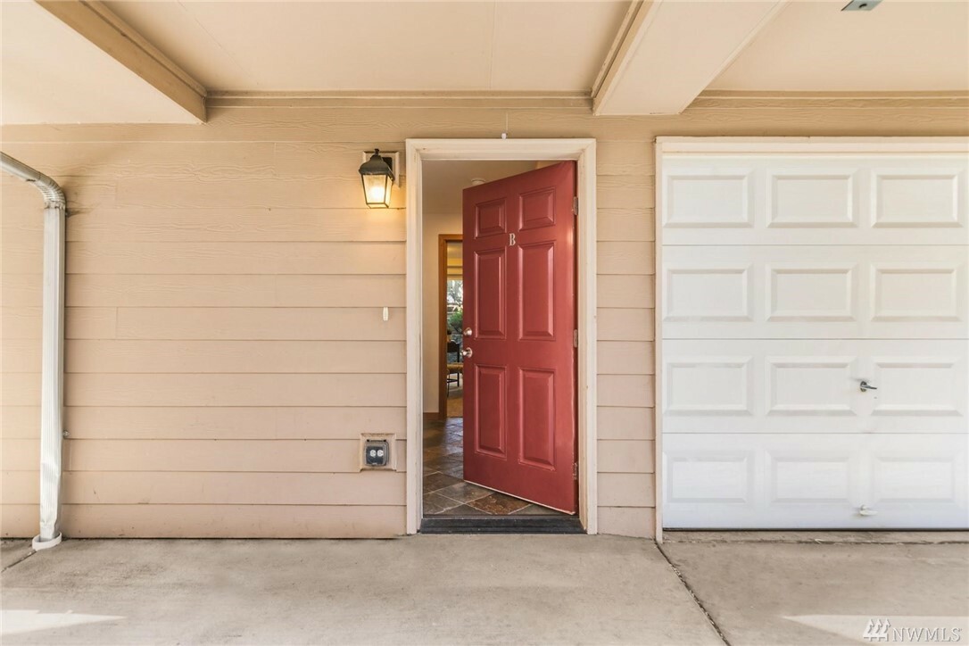Property Photo: 9247 B Ashworth Ave N WA 98103