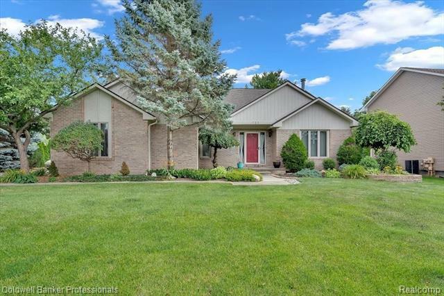 Property Photo: 725 Lakes Edge Drive MI 48371