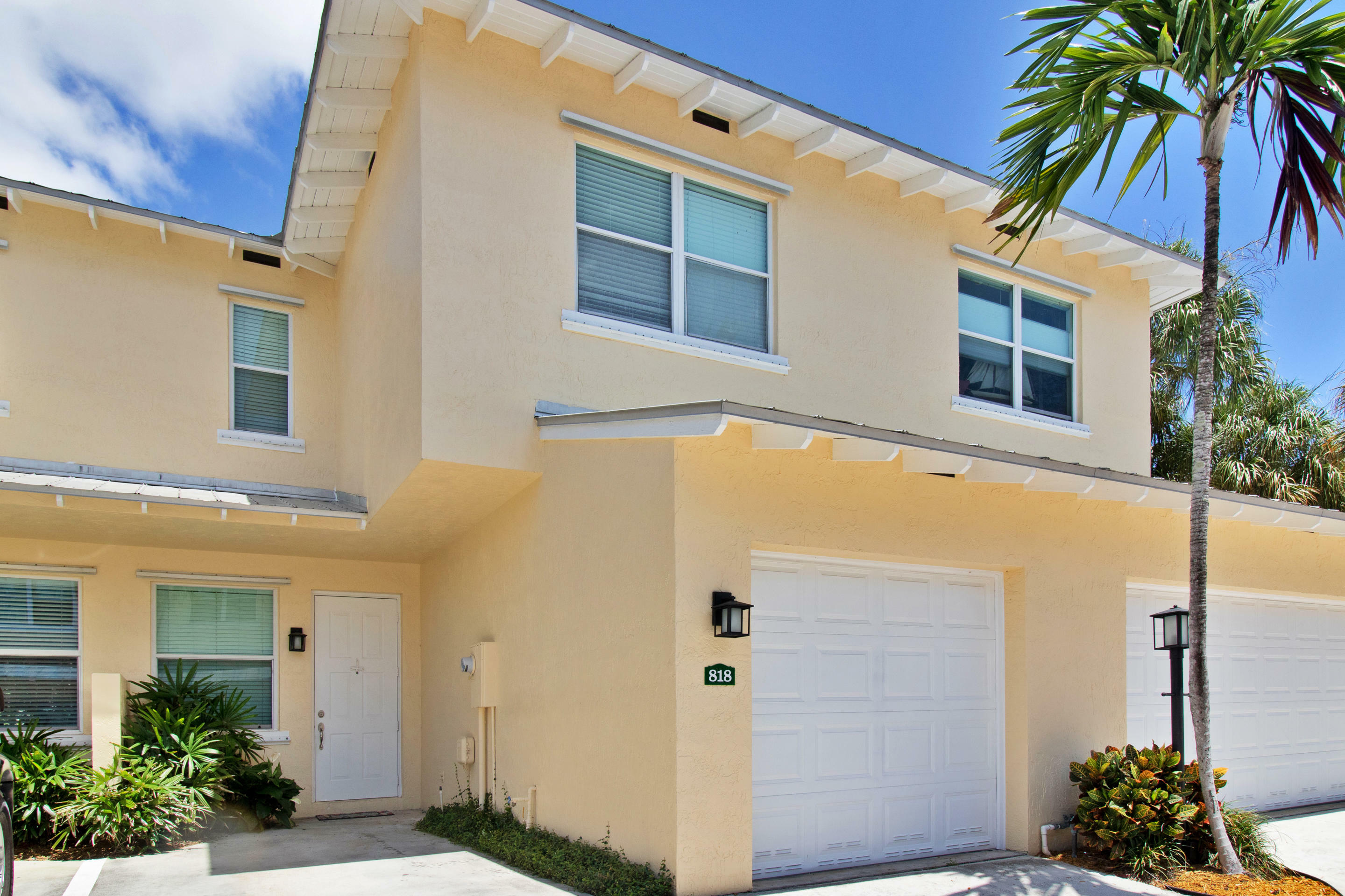 Property Photo:  818 SE 4th Court 818  FL 33441 