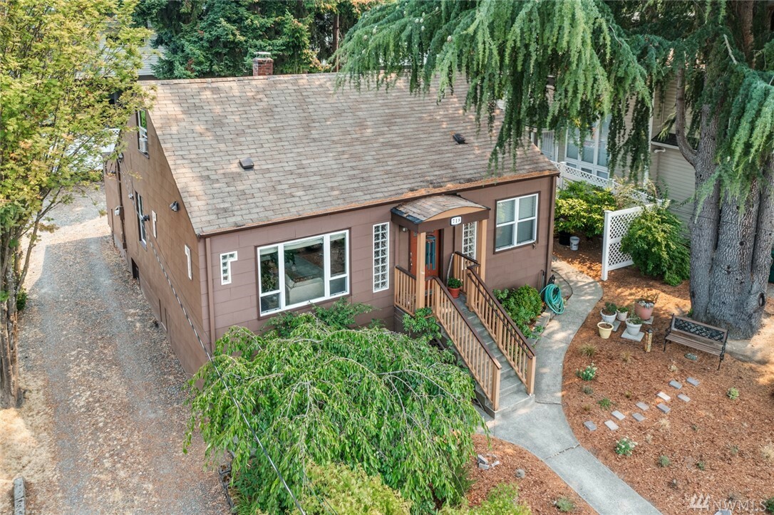 Property Photo:  718 State St S  WA 98033 