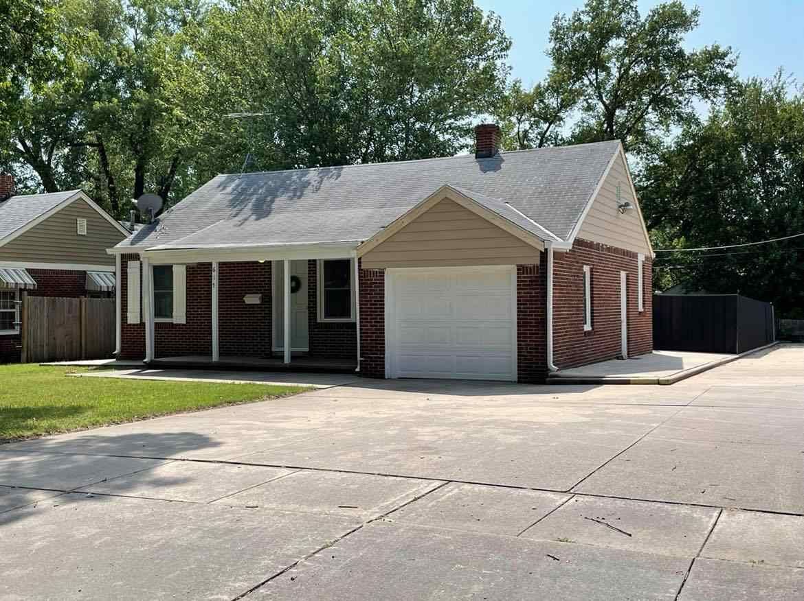 Property Photo: 617 S Crestway St KS 67218