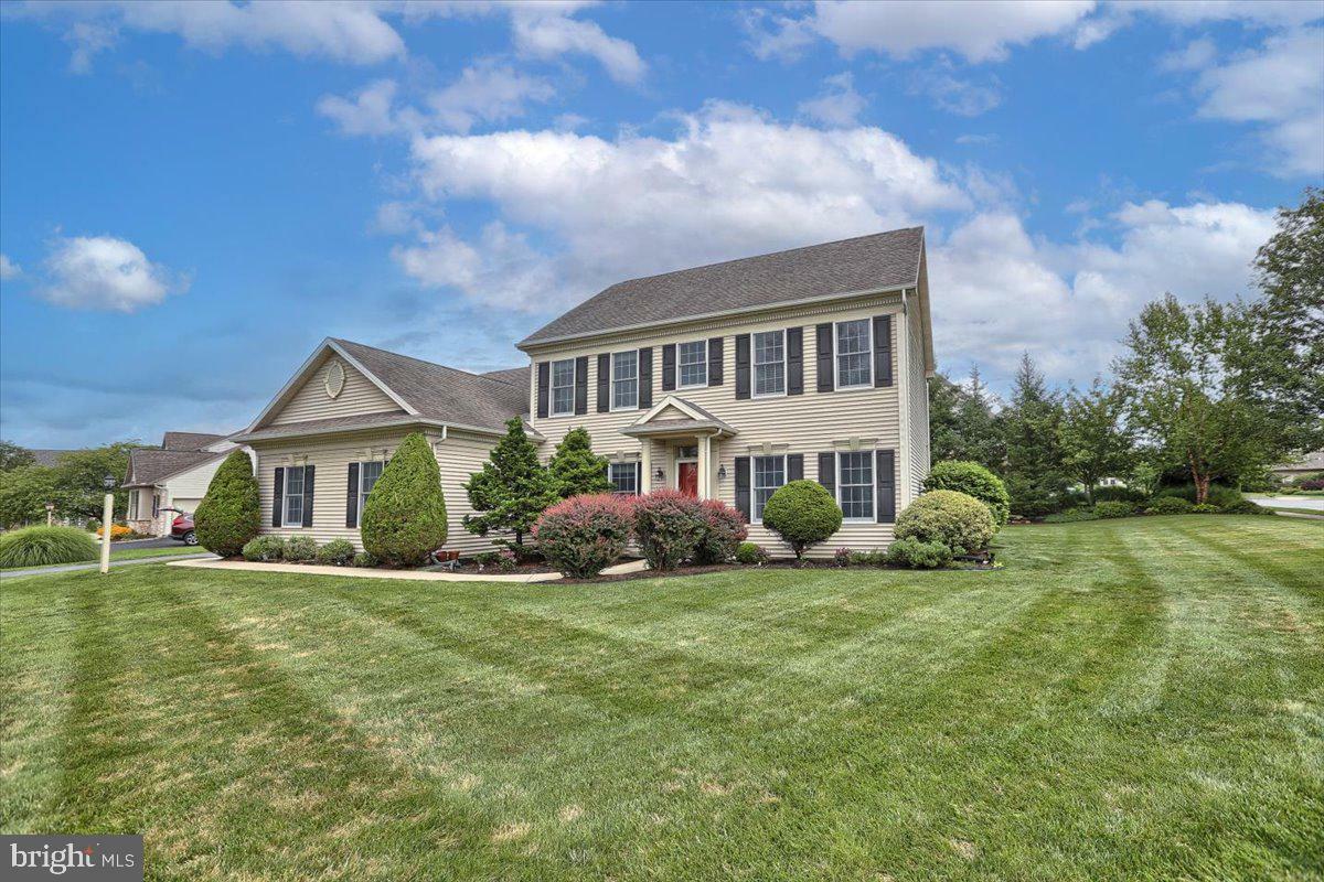 Property Photo:  2215 Packard Circle  PA 17036 