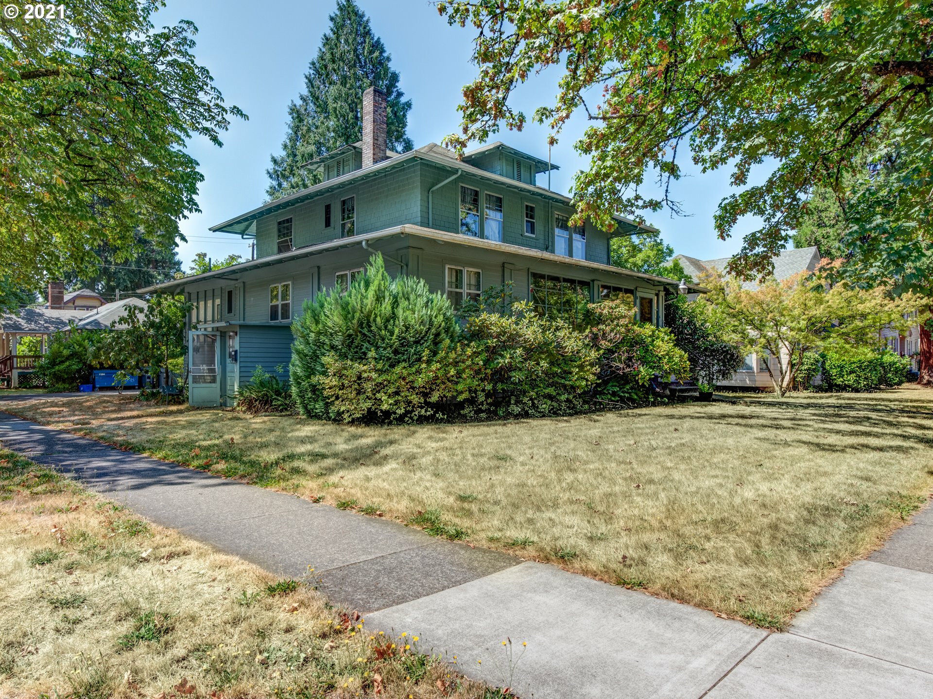 Property Photo: 612 W 10th Ave OR 97402
