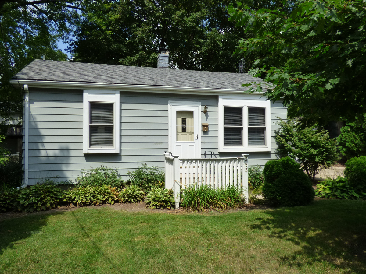 Property Photo:  253 Lathem Street  IL 60510 