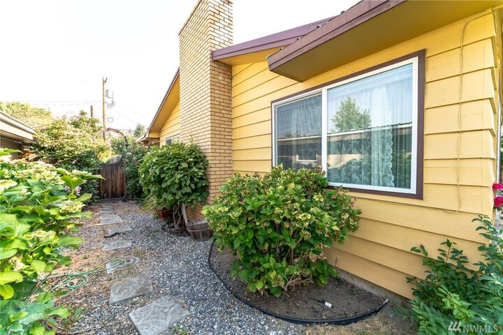 Property Photo:  411 E Allen Ave  WA 98816 