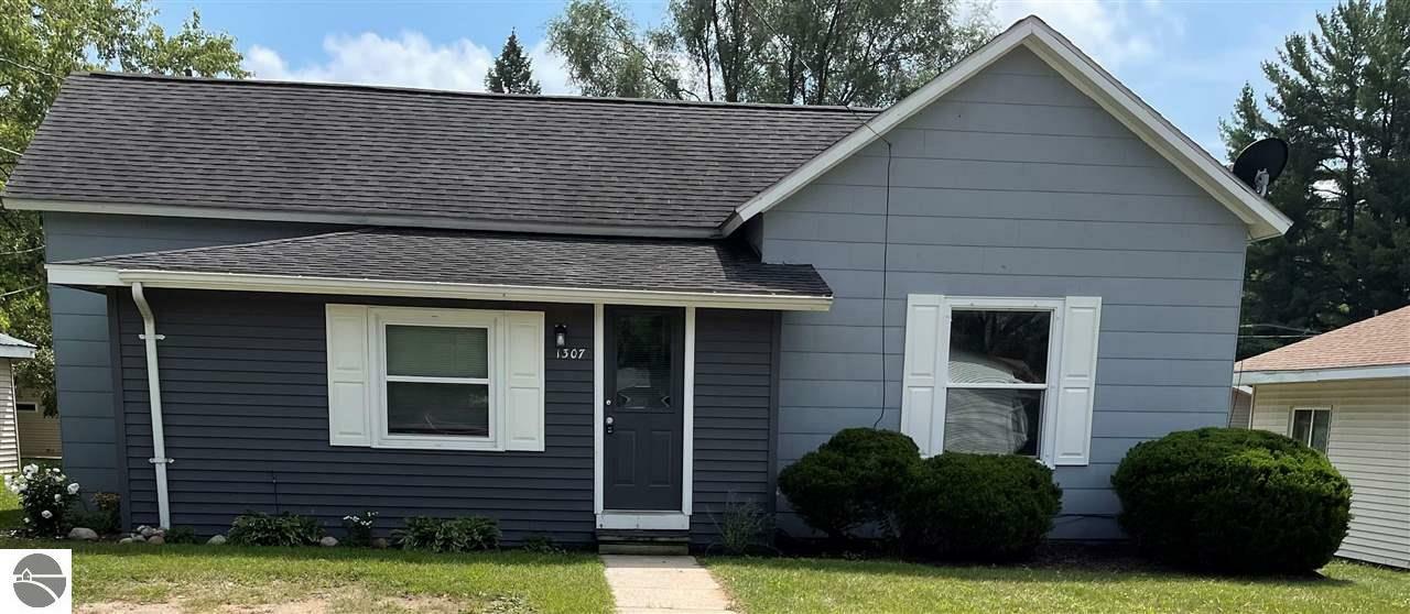 Property Photo:  1307 Harold Street  MI 48858 