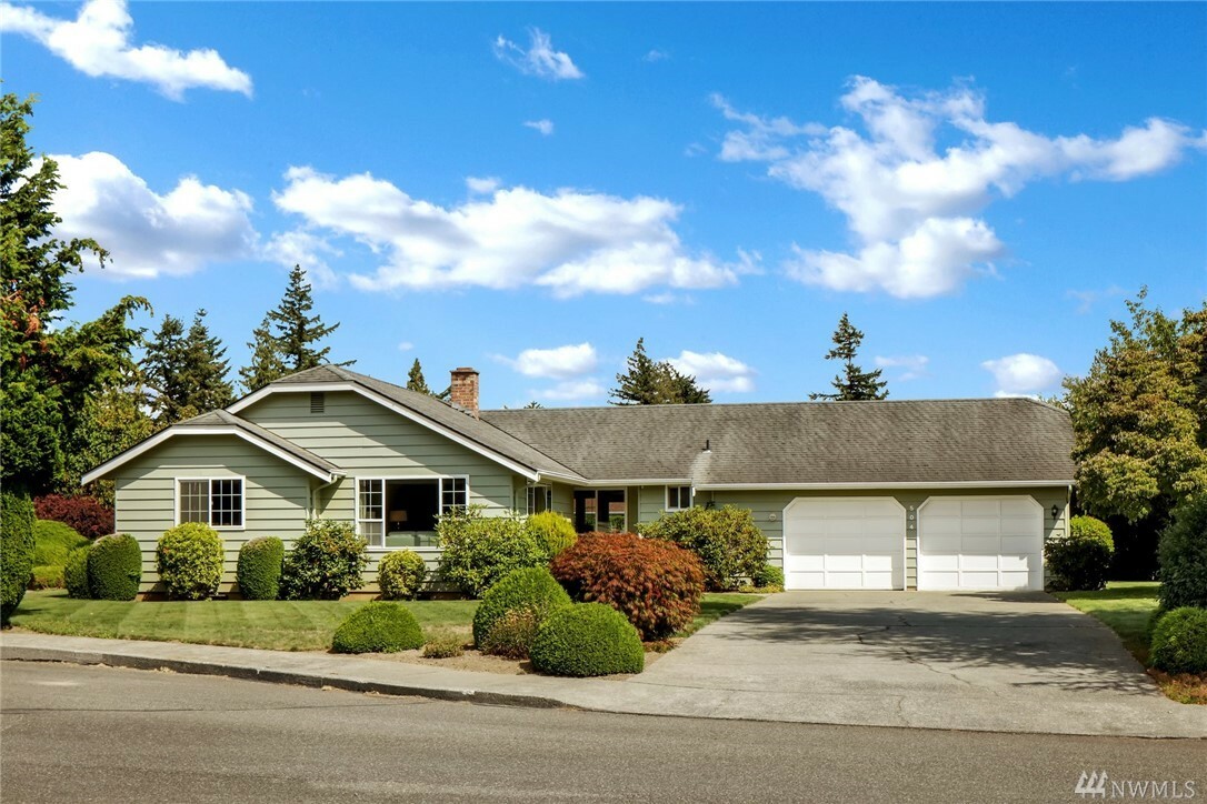 Property Photo:  504 Village Ct  WA 98264 