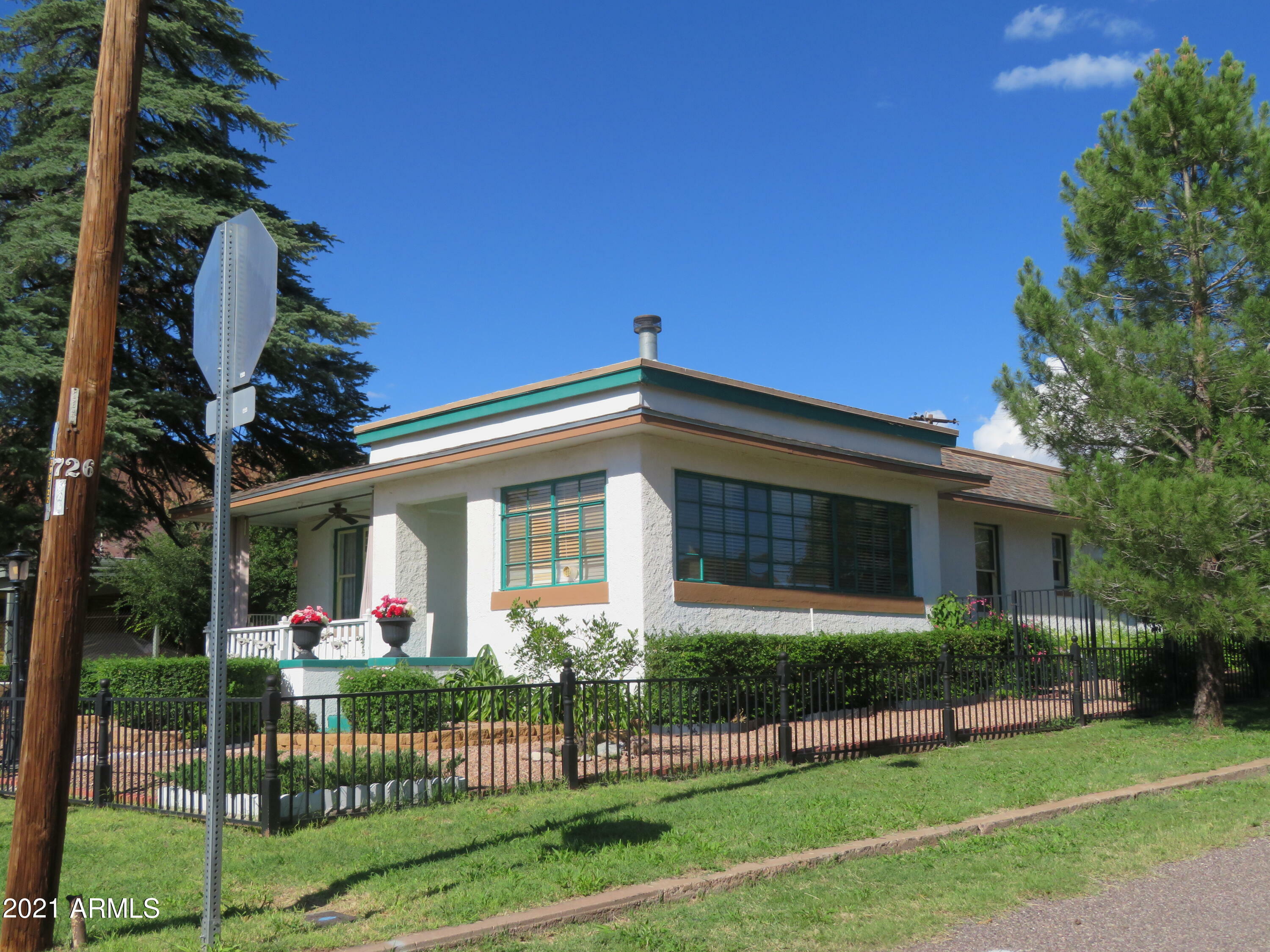 Property Photo:  600 Hovland Street  AZ 85603 