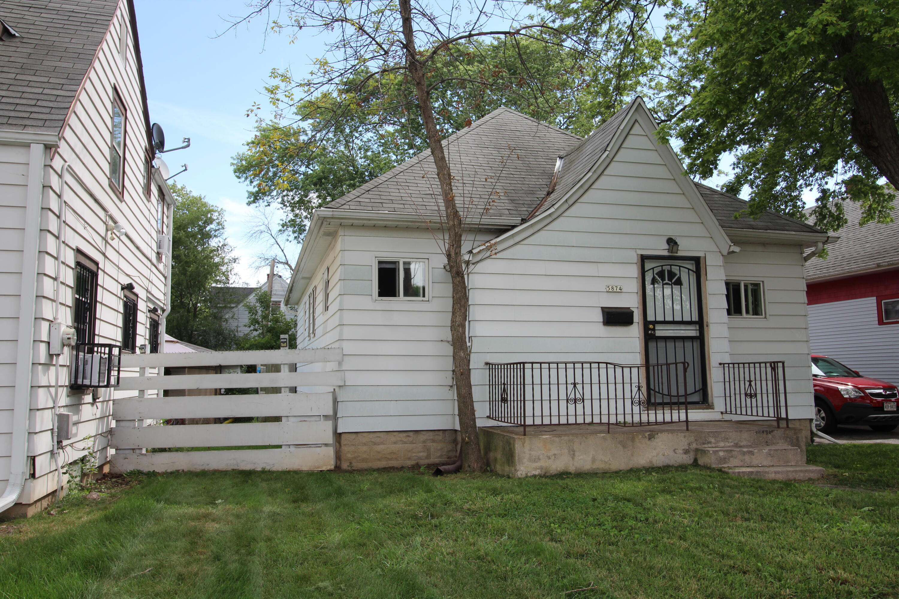 Property Photo: 5874 N Teutonia Ave WI 53209