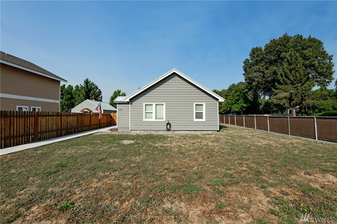 Property Photo:  1207 N Okanogan St  WA 98926 