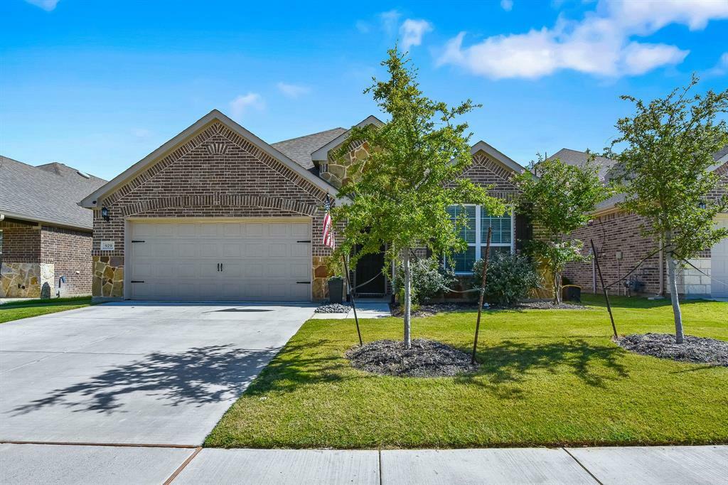 Property Photo: 929 Pinnacle Ridge Road TX 76052