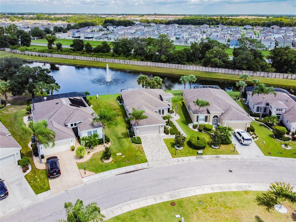 Property Photo:  906 Regal Manor Way  FL 33573 