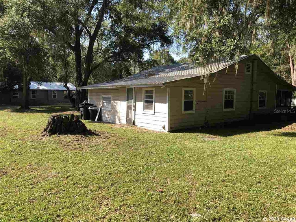 Property Photo:  305 SE 21st Street  FL 32641 