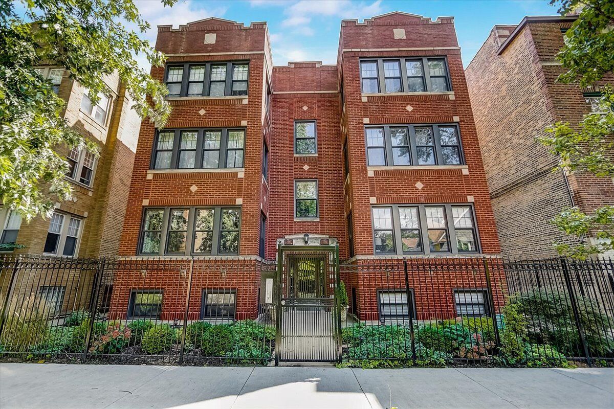 Property Photo: 7313 N Honore Street 1 IL 60626