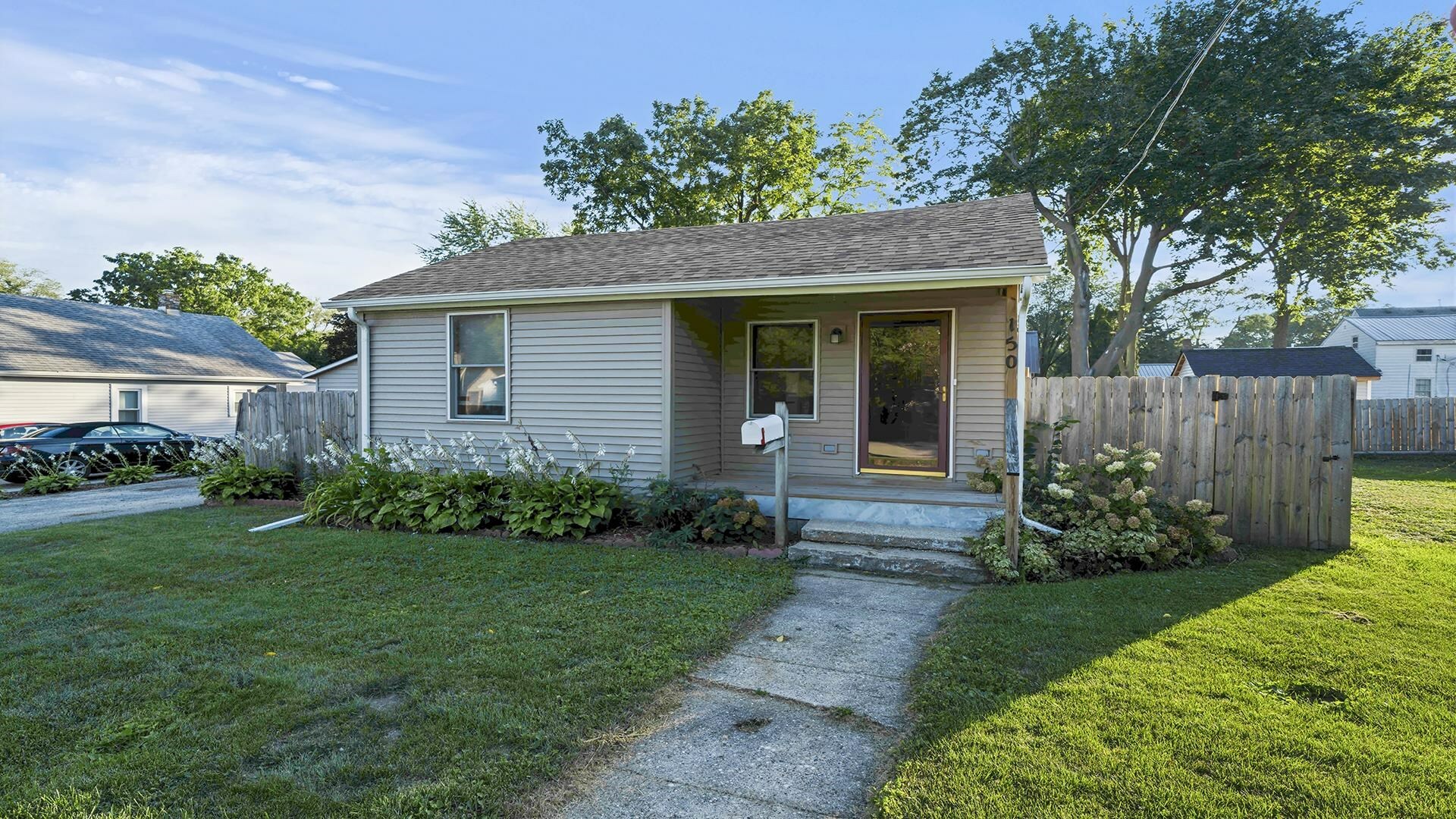 Property Photo:  150 Burgess Street  IL 61008 