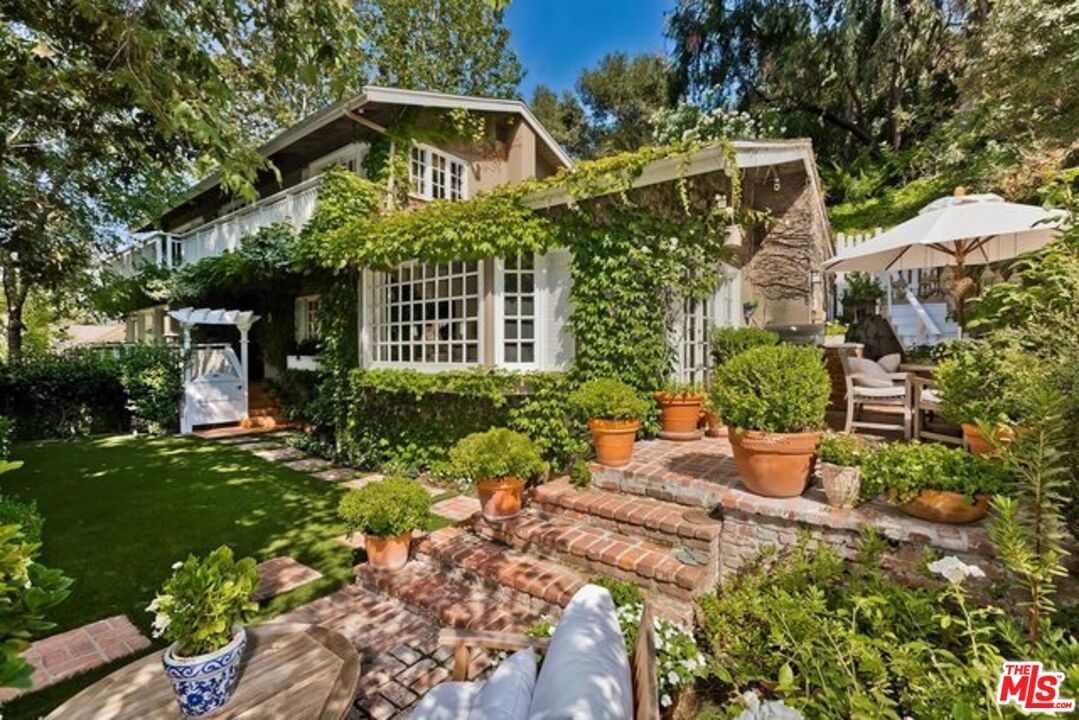 Property Photo: 11946 Ashdale Ln CA 91604
