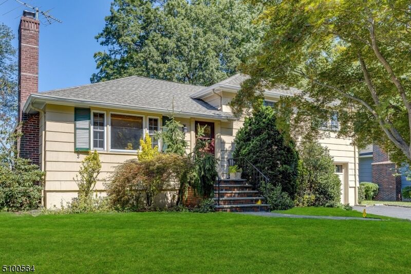 Property Photo:  14 Sutton Pl  NJ 07016 