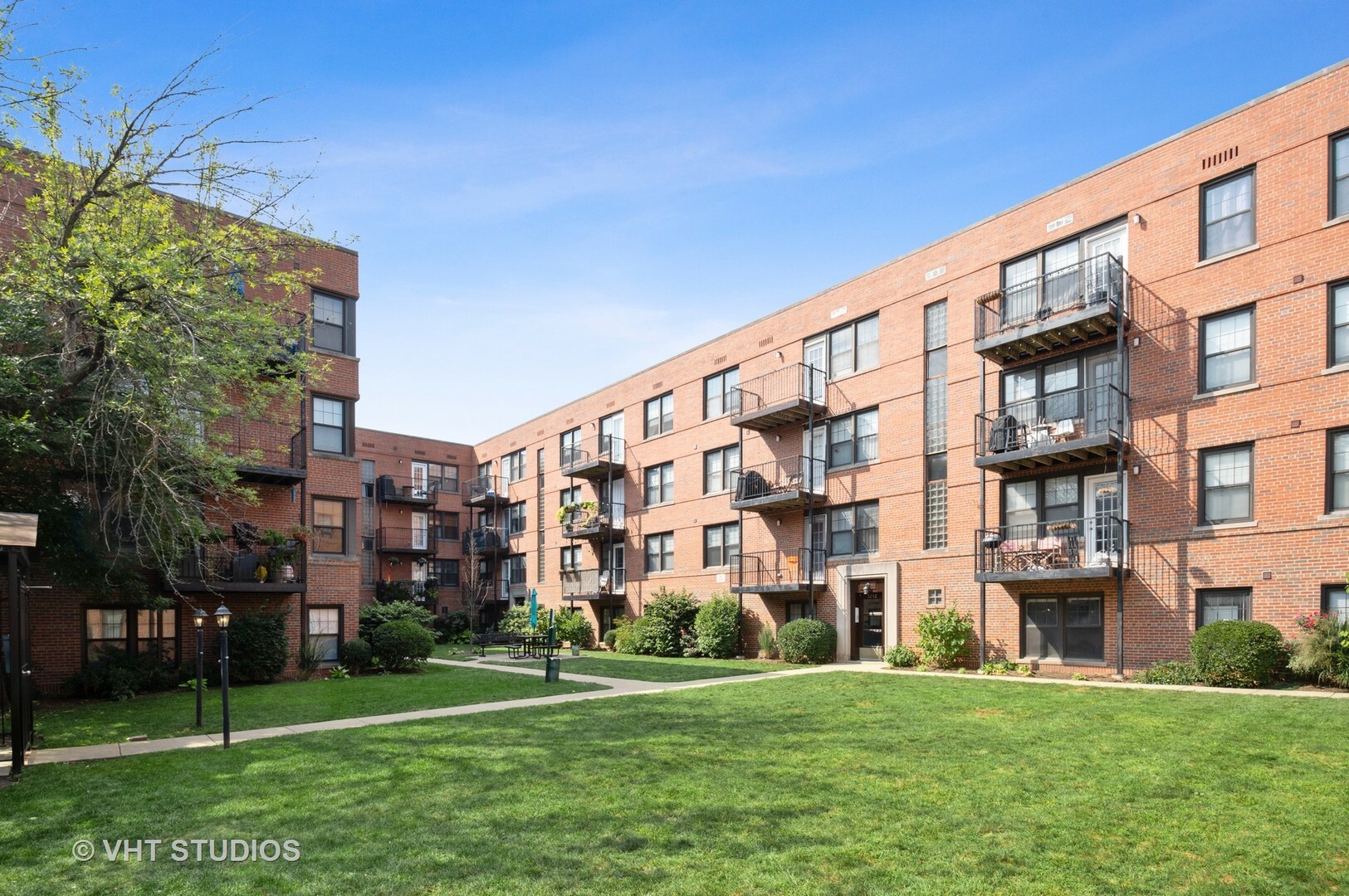 Property Photo: 5230 N Campbell Avenue 1A IL 60625