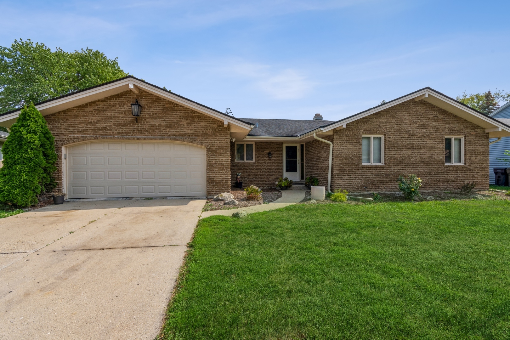 Property Photo:  25 Devonshire Circle  IL 60123 