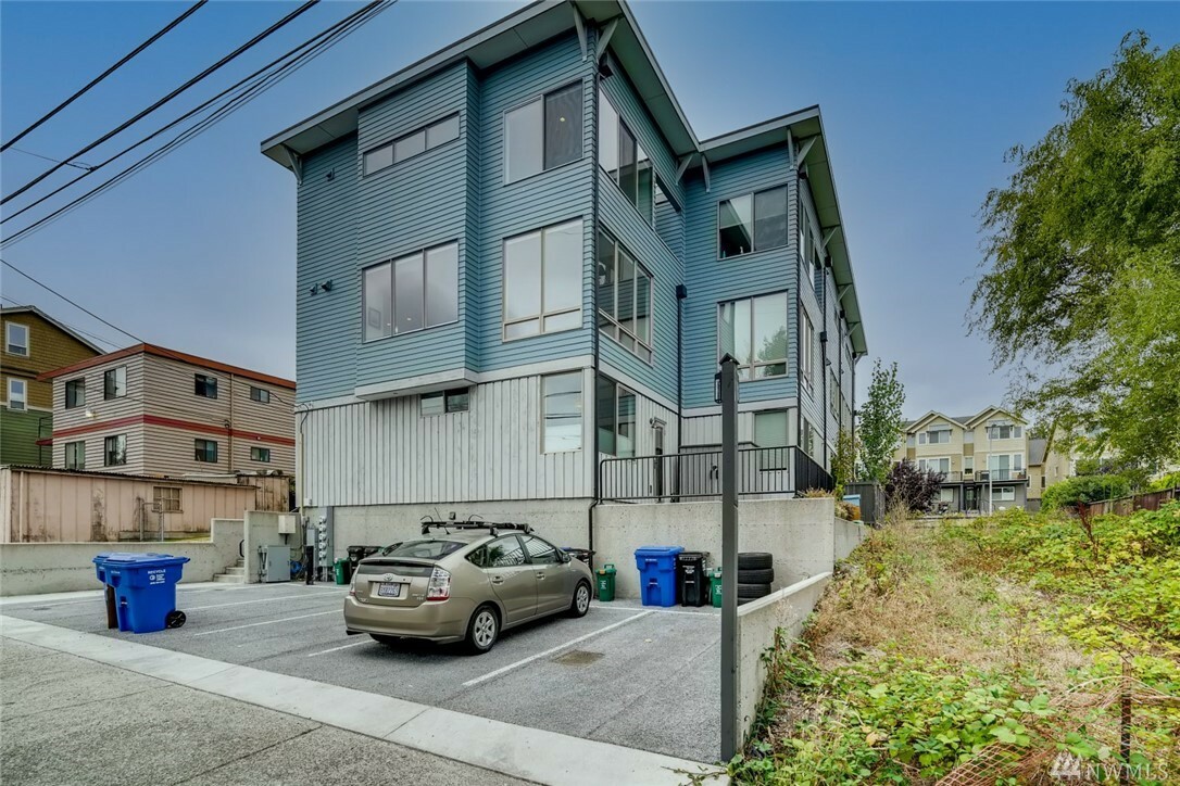 Property Photo:  1612 California Ave SW E  WA 98116 