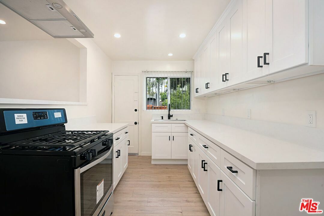 Property Photo: 818 Cedar St 1 CA 90405