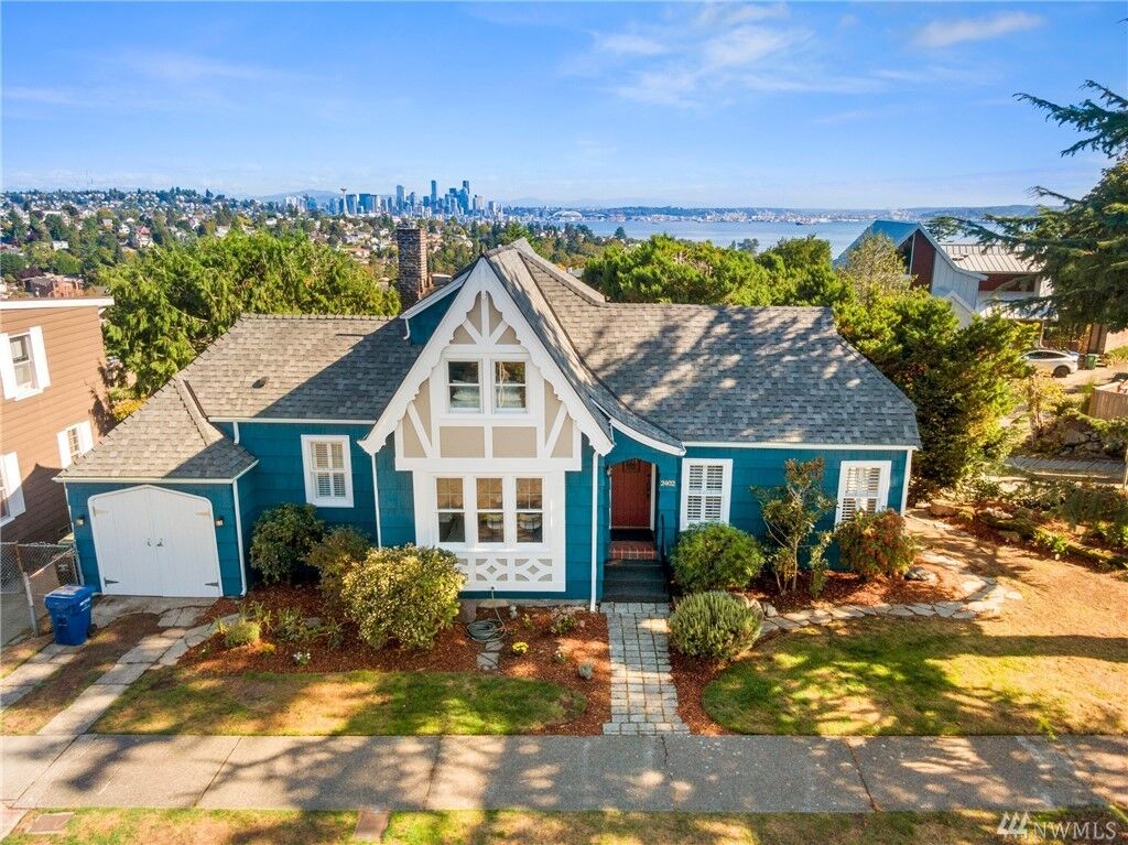 Property Photo: 2402 Montavista Place W WA 98199