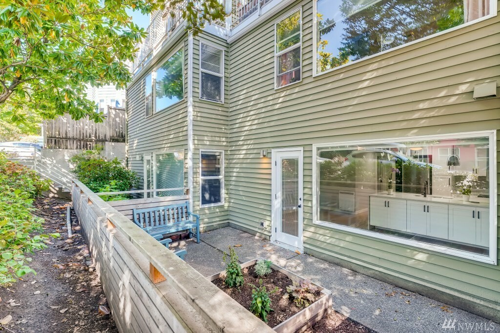 Property Photo: 3420 Burke Ave N 103A WA 98103