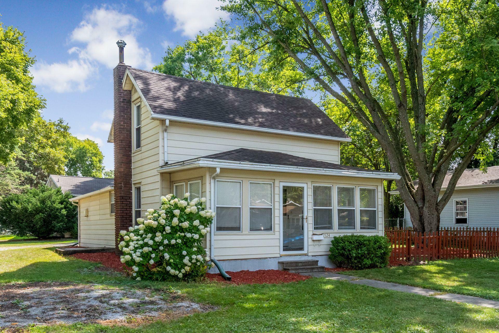 Property Photo:  1524 Douglas Avenue  IA 50010 