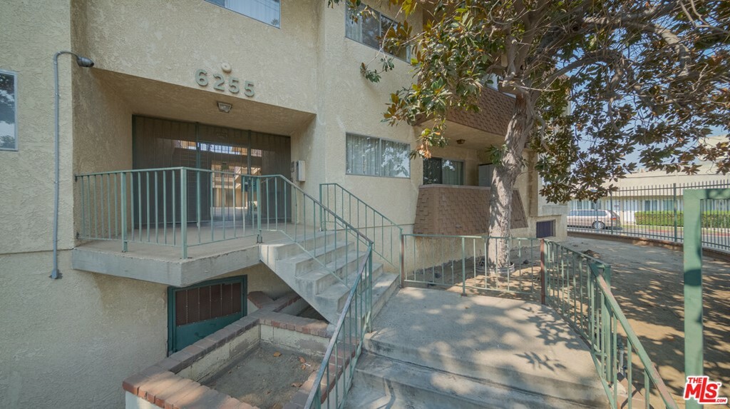 Property Photo:  6255 Woodman Avenue 101  CA 91401 