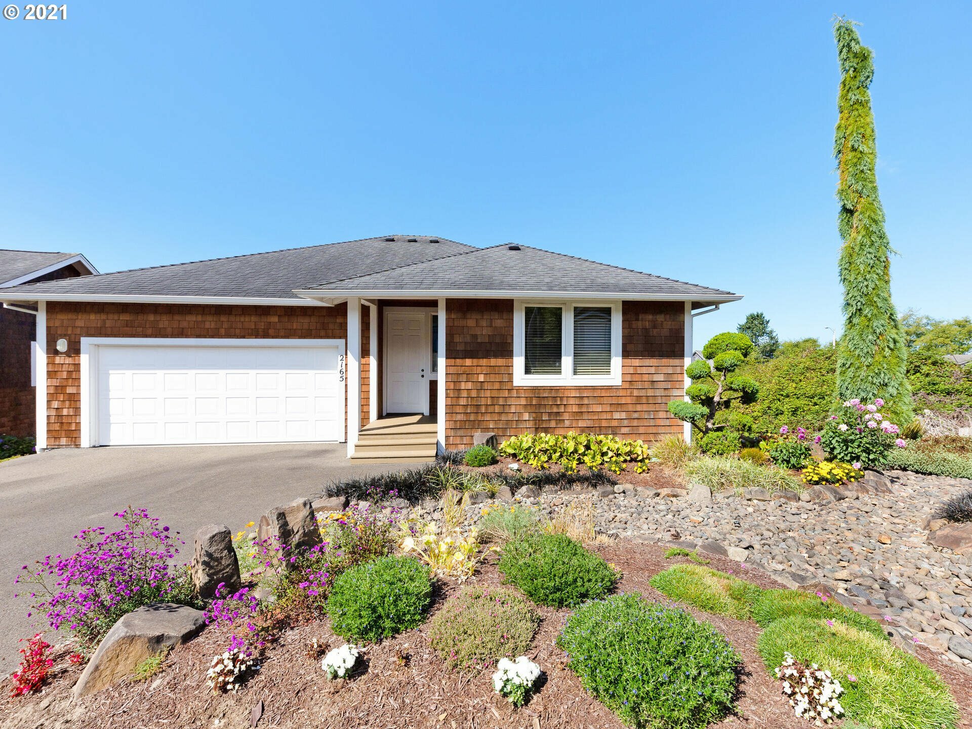 Property Photo: 2165 Skyline Dr OR 97138